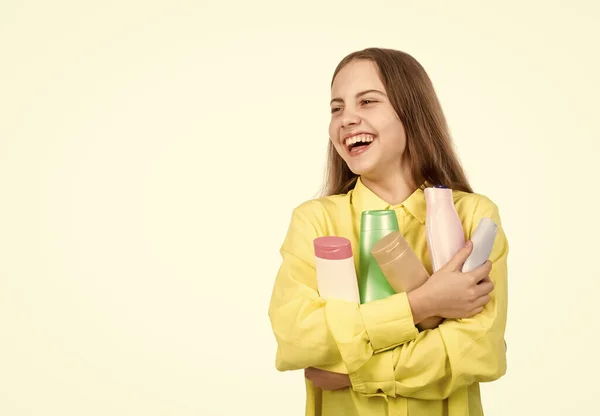 Gelukkig Kind Presenteren Shampoo Haar Lichaam Conditioner Fles Geïsoleerd Wit — Stockfoto