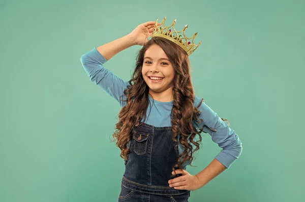 Niño Feliz Corona Reina Segura Misma Expresando Engreimiento Princesa Arrogante —  Fotos de Stock