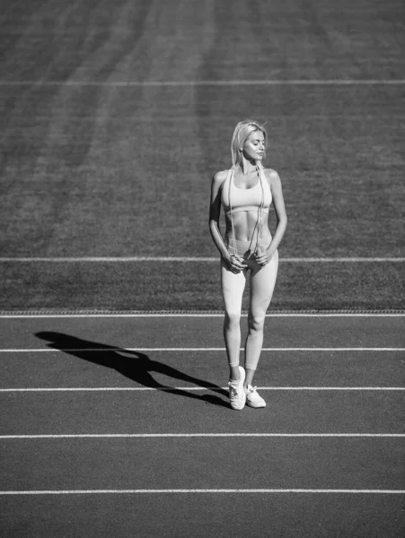 Énergie Intérieur Athlète Féminine Faire Entraînement Sportif Saut Entrainement Entraîneur — Photo