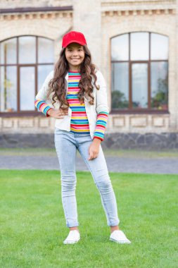 Genç kız modelin kollarını kavuşturmasına sevindim. Gençler gibi. Dışarıda duran genç bir çocuk..