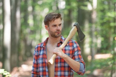 Tıraşsız, oduncu gömlekli, balta tutan bir adam..