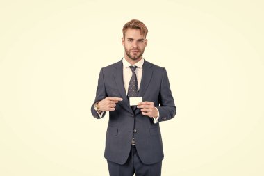 İş adamı kılığındaki başarılı iş adamı boş kredi kartı ya da banka kartı, fotokopi alanı, iş yeri.