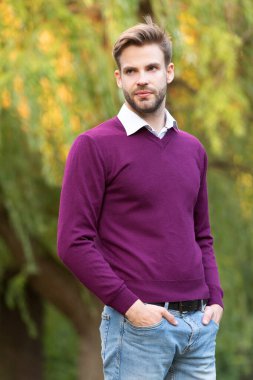 Genç, yakışıklı, gündelik tarzında, açık havada..