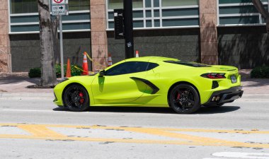 Miami Beach, Florida USA - 15 Nisan 2021: Limonlu Chevrolet Corvette Spor Araba, yan görüş.