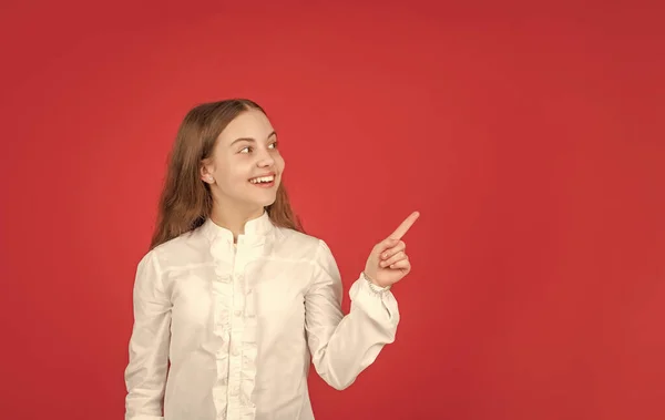 Anúncio Importante Menina Adolescente Com Rosto Feliz Apontando Dedo Espaço — Fotografia de Stock