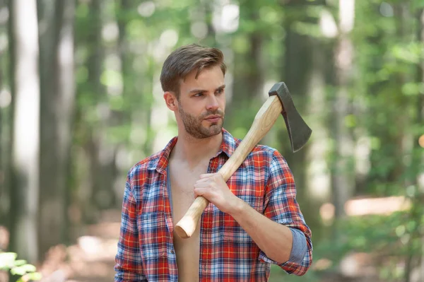 Tıraşsız, oduncu gömlekli, balta tutan bir adam..