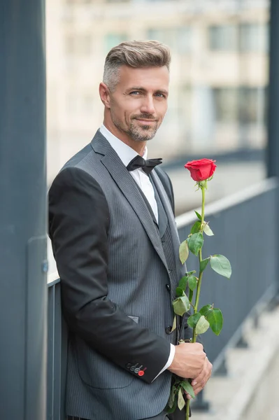 Engagement Date Cheerful Tuxedo Man Celebrates Engagement Man Rose Gift — Φωτογραφία Αρχείου