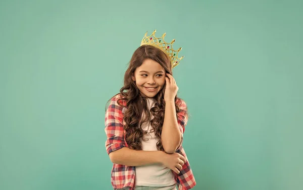 Retrato Glória Criança Sorridente Coroa Rainha Auto Confiante Expressar Presunção — Fotografia de Stock