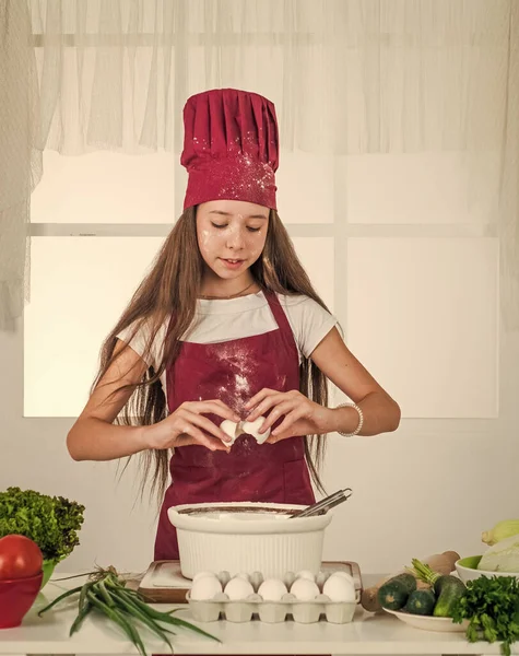 Bilgelikle yapılmış. Aşçı üniforması giyiyor. Oda servisi ve ev işleri. Çocukluk gelişimi. Küçük kız mutfakta yemek pişiriyor. Aşçı çocuk para kazanıyor. Çocuk evde sağlıklı yemek hazırla..