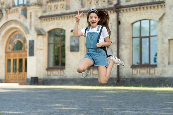 Glad Teen Kid Jump Energetic Teen Girl Jump Outdoor Free — 图库照片