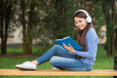 Sesli kitap konsepti. Okurken ve sesli kitap dinlerken. Sesli kitapla kişisel eğitim.