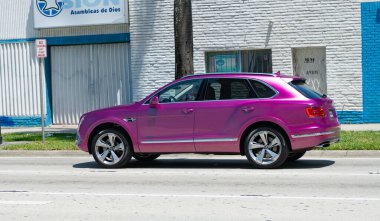 Miami Beach, Florida ABD - 15 Nisan 2021: Mor metalik Bentayga v8 2015 SUv, arka görüş.
