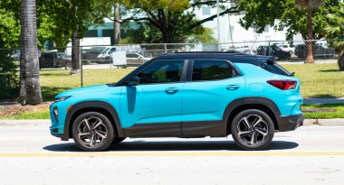 Miami Beach, Florida ABD - 15 Nisan 2021: Turkuaz Chevrolet öncü RS SUV kesişim noktası, yan görüş.