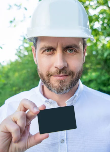 Man Builder Hardhat Showing Blank Contact Card Outdoors Copy Space — Stock Fotó