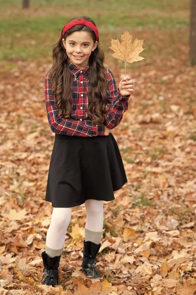 Adolescente Chica Uniforme Escolar Celebrar Hoja Otoño Niño Feliz Divirtiéndose — Foto de Stock