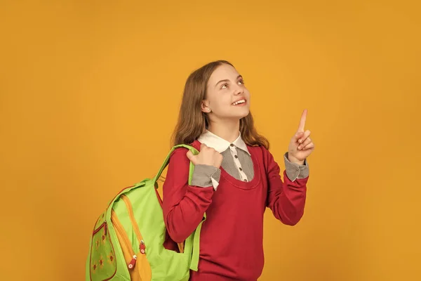 Konzept Der Bildung Kind Auf Gelbem Hintergrund Glückliche Kindheit Kind — Stockfoto