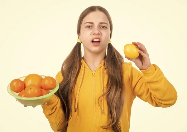Vidám Gyermek Citrusos Citromos Gyümölcs Tele Vitaminokkal Izolált Fehér Savanyú — Stock Fotó