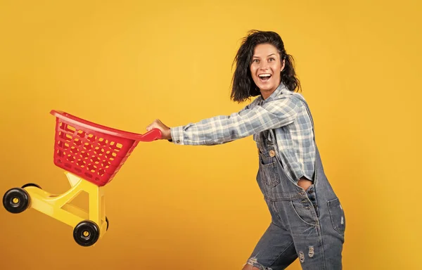 Wysokiej Jakości Usługi Kobieta Kupująca Wózkiem Supermarkecie Kobieta Robi Zakupy — Zdjęcie stockowe