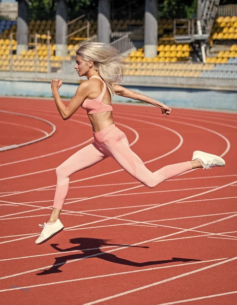 Enerji Dolu Bayan Sporcu Sprint Sporu Için Hazır Antrenör Koç — Stok fotoğraf