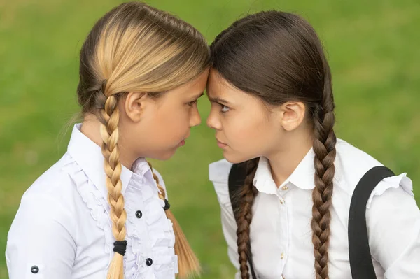 Konfrontacja Dwóch Nastolatek Konflikt Szkolny Opozycja Dziewcząt Szkolnych — Zdjęcie stockowe