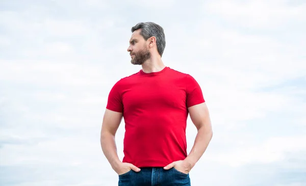 Man Red Shirt Outdoor Sky Background — Fotografia de Stock