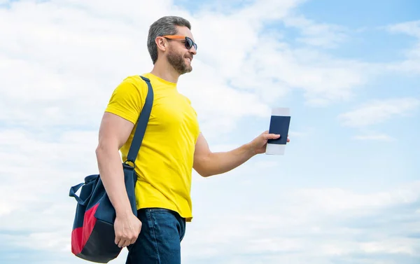 Guy Traveler Holding Travel Bag Document Sky Background Copy Space — Stockfoto