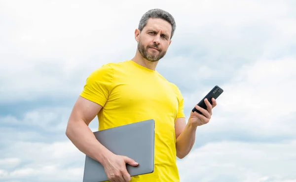 Man Laptop Chatting Smartphone Sky Background — Foto de Stock