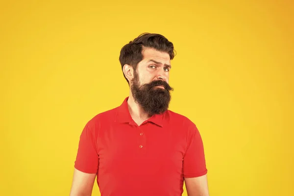 Duvidando Hipster Macho Com Barba Fundo Amarelo Retrato — Fotografia de Stock