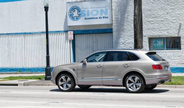 Miami Beach, Florida ABD - 15 Nisan 2021: Silver Bentley Bentayga v8 2015 SUv, arka görüş.