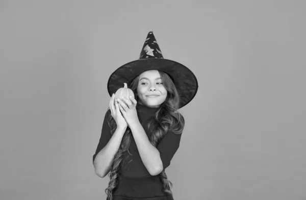 Chica Divertida Sombrero Traje Bruja Para Halloween Con Calabaza Calabaza —  Fotos de Stock
