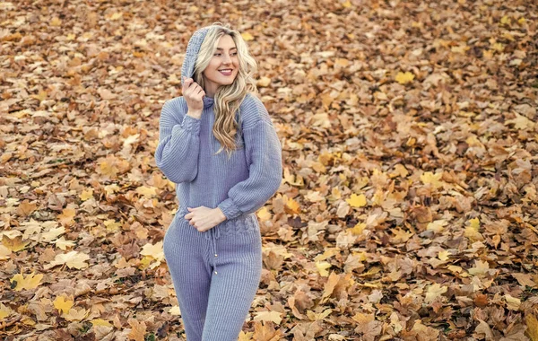 Hezká Dívka Šťastný Úsměv Módní Kombinéze Podzimním Listí Pletené Oblečení — Stock fotografie