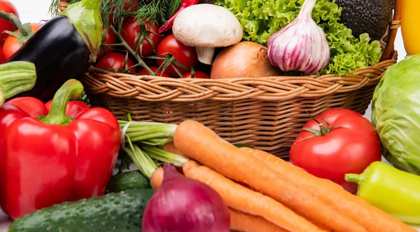 Voller Korb Mit Frischem Und Reifem Buntem Gemüse — Stockfoto