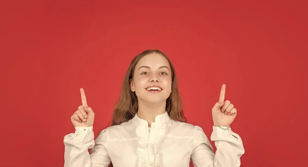 Enfant Chemise Blanche Levé Les Doigts Sur Fond Rouge Enfance — Photo