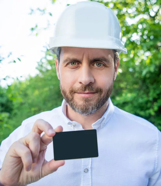 Man Architect Hardhat Showing Blank Contact Card Outdoors Copy Space — Stock Fotó