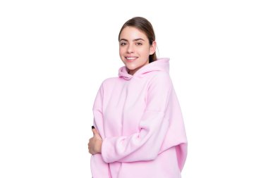 Pembe kapüşonlu mutlu genç kadın beyaz arka planda izole edilmiş..