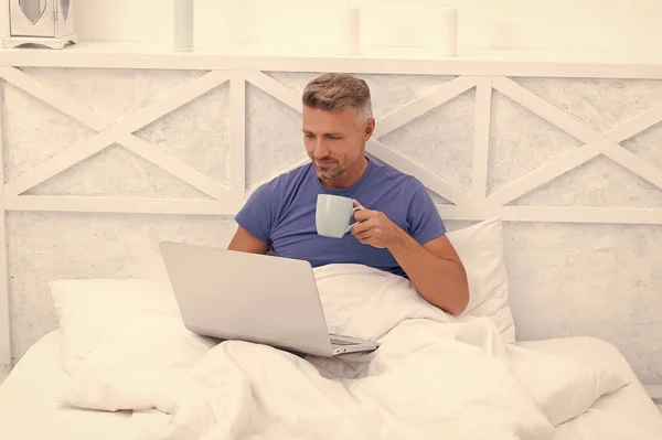 Щасливий Хлопець Розслабляється Ранковий Чай Використовує Ноутбук Ліжку Розслабляючись — стокове фото