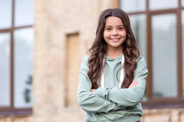 Confident Teen Girl Happy Smiling Casual Hoodie Keeping Arms Crossed — Stockfoto