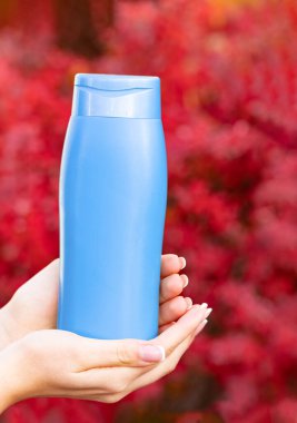 Fotokopi alanı olan markasız şampuan şişesi. saç kremi.