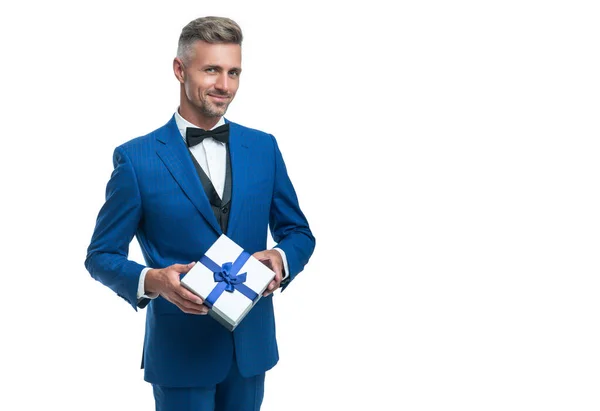 Blij Man Blauw Pak Met Geschenkdoos Geïsoleerd Wit Valentijnsdag — Stockfoto