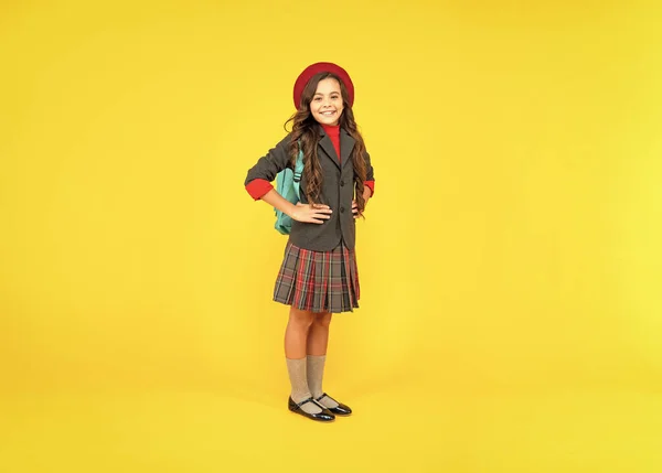 Glimlachende Tiener Meisje Uniform Baret Met Schooltas Gele Achtergrond School — Stockfoto