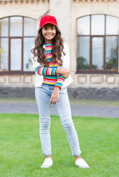 Smiling Teen Girl Model Keeping Arms Crossed Teen Fashion Style — Stock fotografie