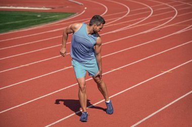 Atletik kaslı adam koşudan ve sağlıktan sonra travma geçiriyor..