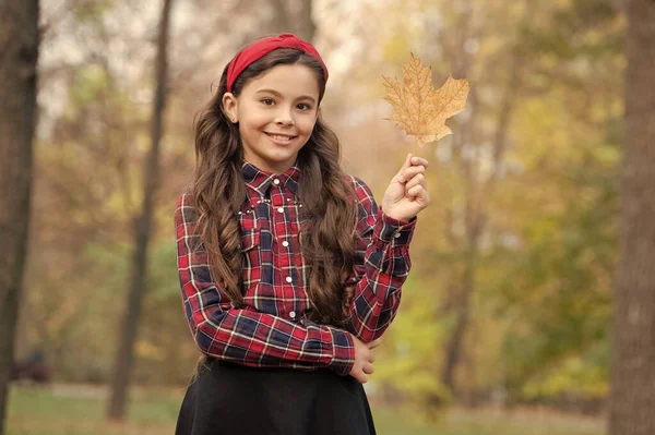 自然の美しさの肖像画 秋のファッション 制服姿の10代の女の子が紅葉を持っています 楓の葉の屋外で遊んでいる幸せな子供 秋の自然 子供の頃の幸せ — ストック写真