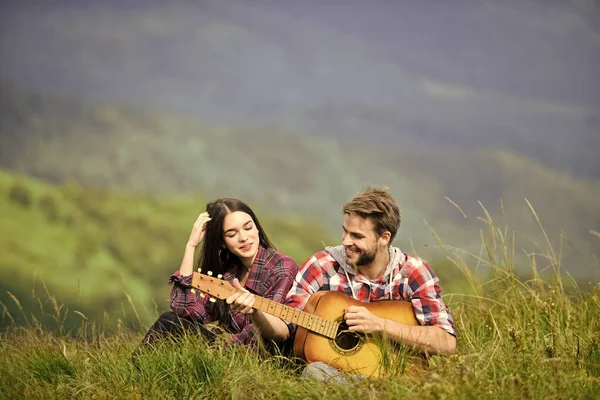 Amor Verdadeiro Homens Tocam Guitarra Para Rapariga Casal Apaixonado Passar — Fotografia de Stock