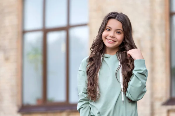 Happy Teenage Girl Long Curly Hair Posing Casual Style Blurry — Stok fotoğraf