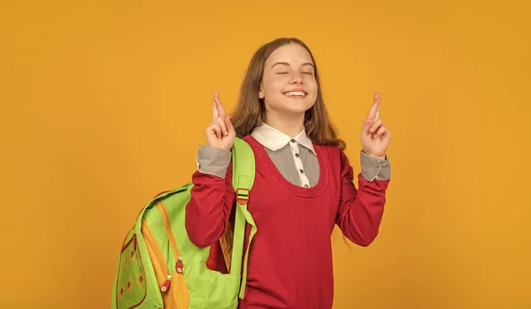 Щаслива Дитина Шкільним Рюкзаком Хрест Пальці Роблять Бажання Жовтому Фоні — стокове фото