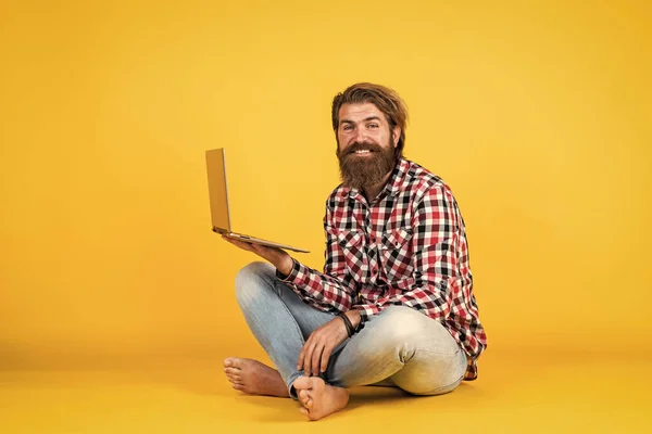 Kaukasischer Gestandener Hipster Geschäftsmann Mit Trendiger Frisur Karierten Hemd Der — Stockfoto