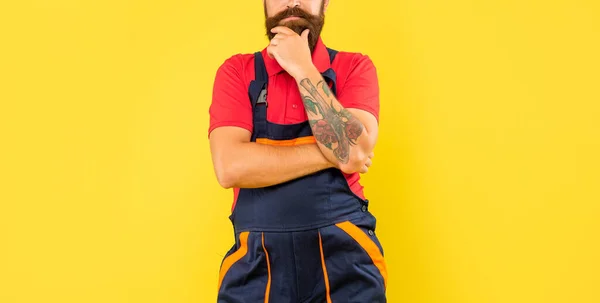 Beschnitten Denkenden Mann Lader Arbeitskleidung Auf Gelbem Hintergrund — Stockfoto