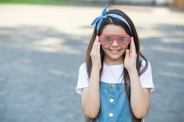 Щаслива Дівчина Окулярах Відкритому Повітрі Літня Мода — стокове фото