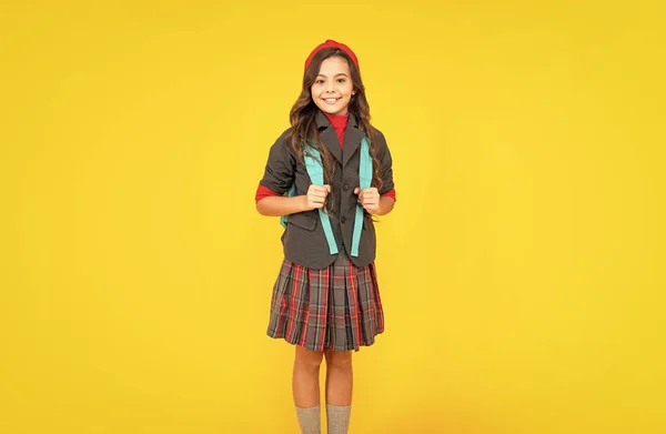 Gelukkig Tiener Meisje Uniform Met Schooltas Gele Achtergrond School — Stockfoto